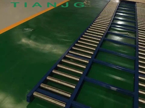 車間物料運(yùn)輸太麻煩怎么辦？那就用滾輪輸送線