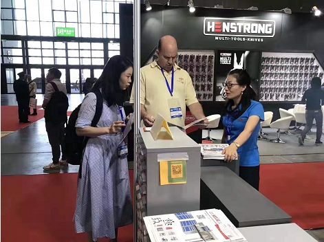 天金岡技術(shù)經(jīng)理周艷玲女士為國(guó)外客戶講解產(chǎn)品