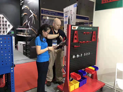 天金岡技術(shù)經(jīng)理周艷玲女士為國(guó)外客戶講解產(chǎn)品