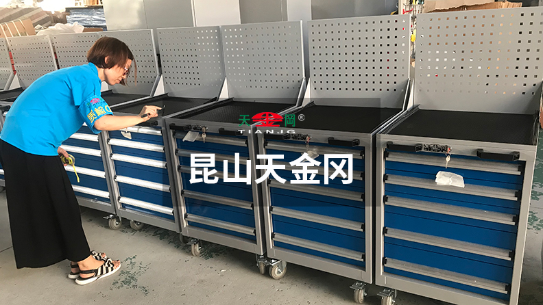 每臺柜子經上萬次質檢，有一絲瑕疵的柜子不容出庫