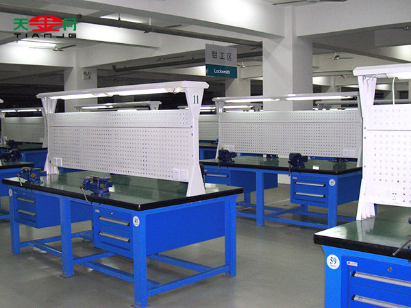 鉗工何以解憂(yōu)，惟有鉗工桌廠家【天金岡】