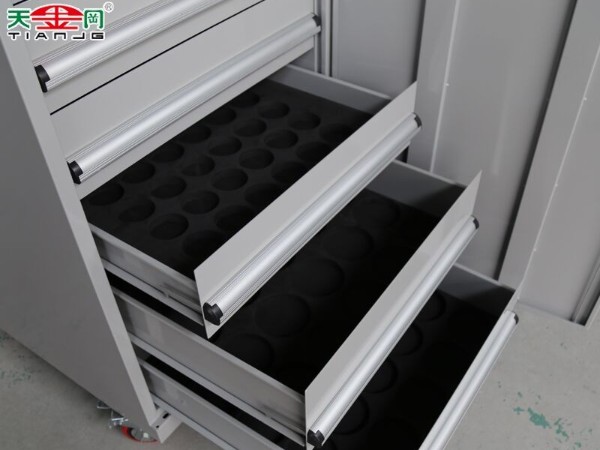 帶門車間工具車有什么特別的地方？