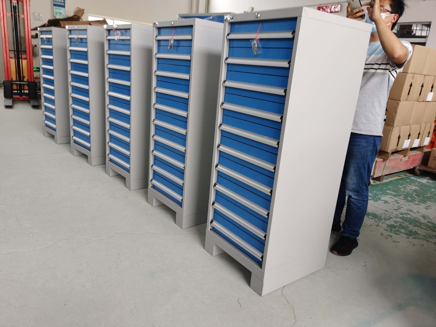 上海工作臺(tái)工具柜生產(chǎn)廠家